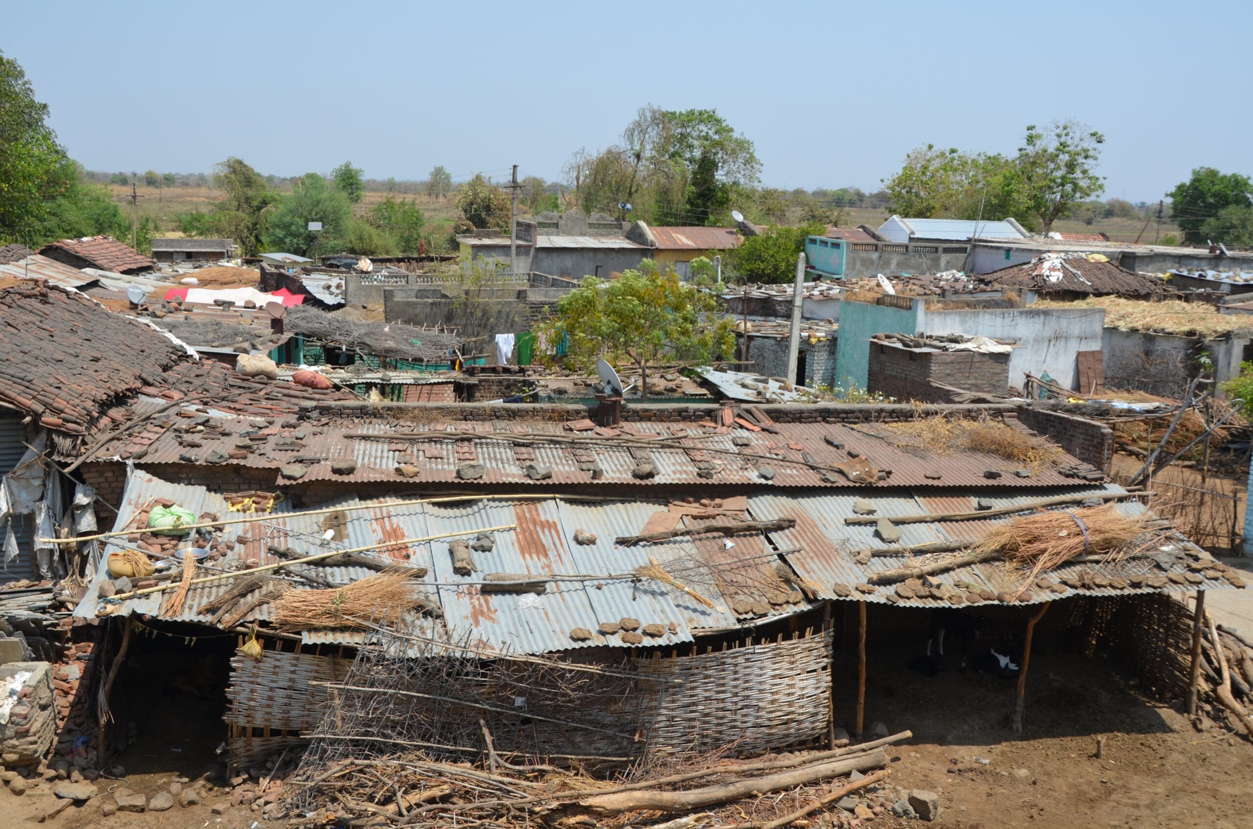 As summer heat intensifies each year, studies find that tin and cement roofs increase indoor heat stress in rural households. Image by Premsagar Tasgaonkar.