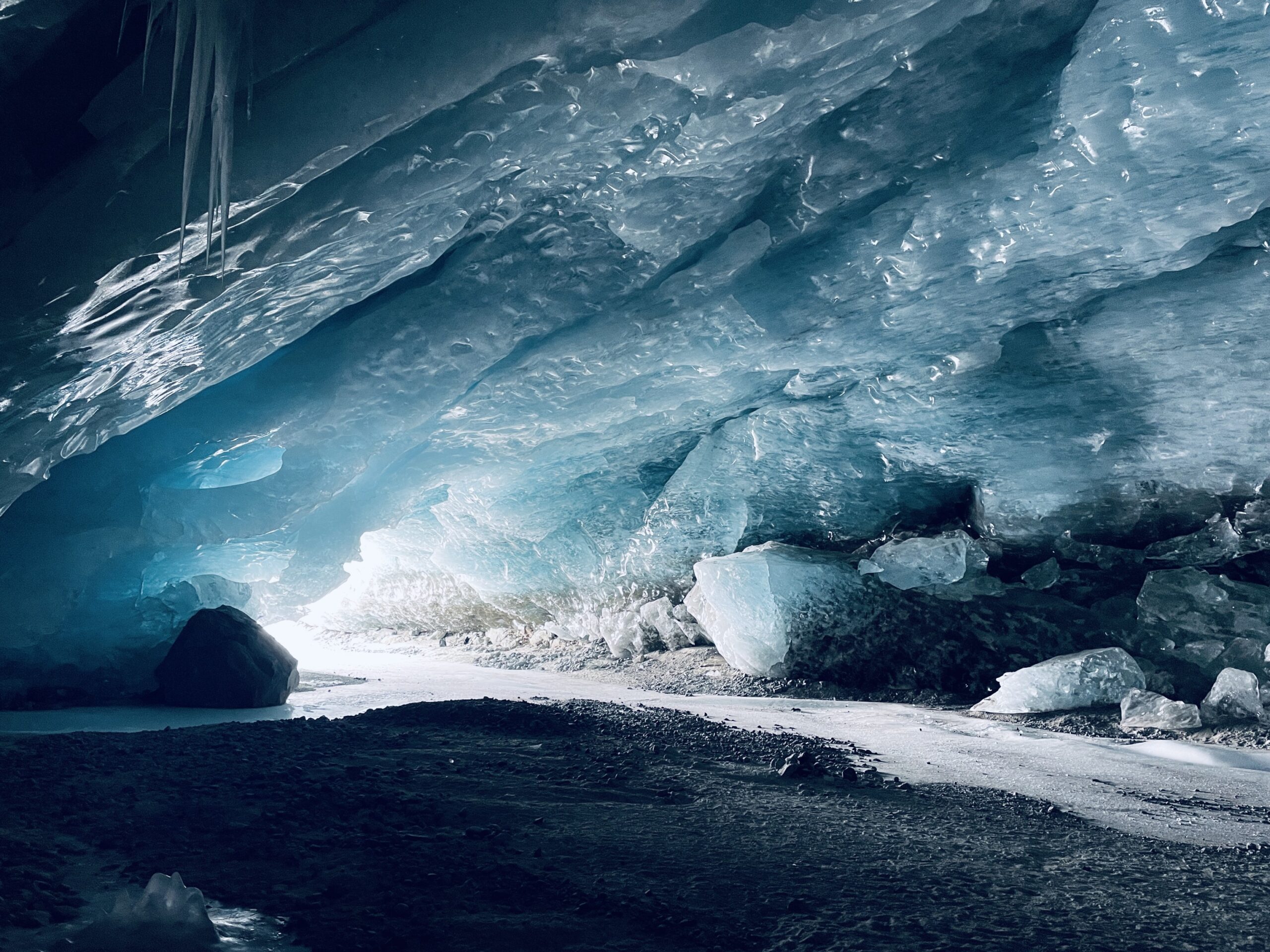 Caves in the Morteratsch-Pers glacier complex. Image by Lander Van Tricht (ETH Zurich/Vrije Universiteit Brussel).