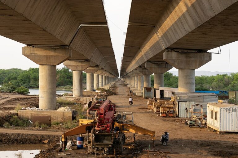 A highway under construction in Vijayawada, Andhra Pradesh. Image by iMahesh via Wikimedia Commons (CC BY-SA 4.0).