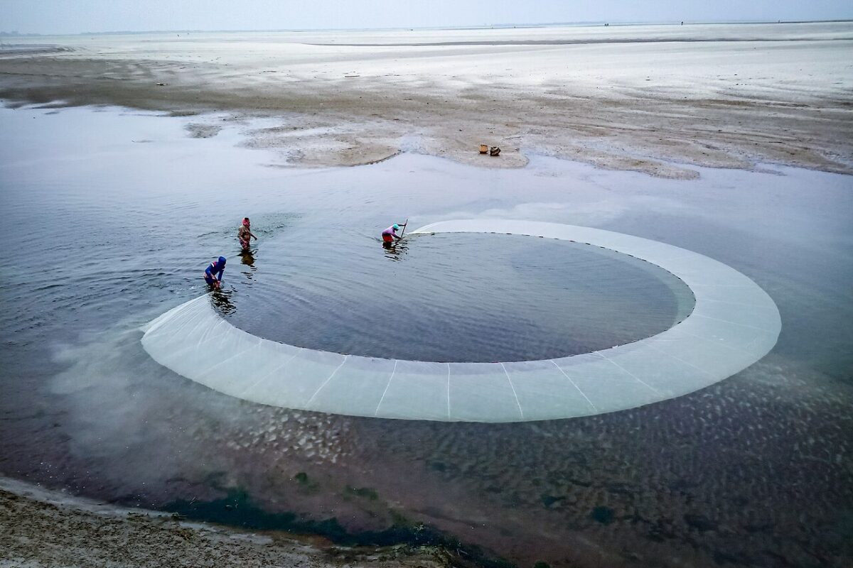 Fishing in the Teesta river in Bangladesh. Image by Ahamed Rafid via Wikimedia Commons (CC BY-SA 4.0).