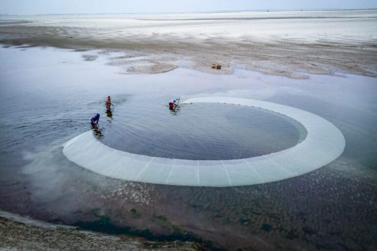Fishing in the Teesta river in Bangladesh. Image by Ahamed Rafid via Wikimedia Commons (CC BY-SA 4.0).