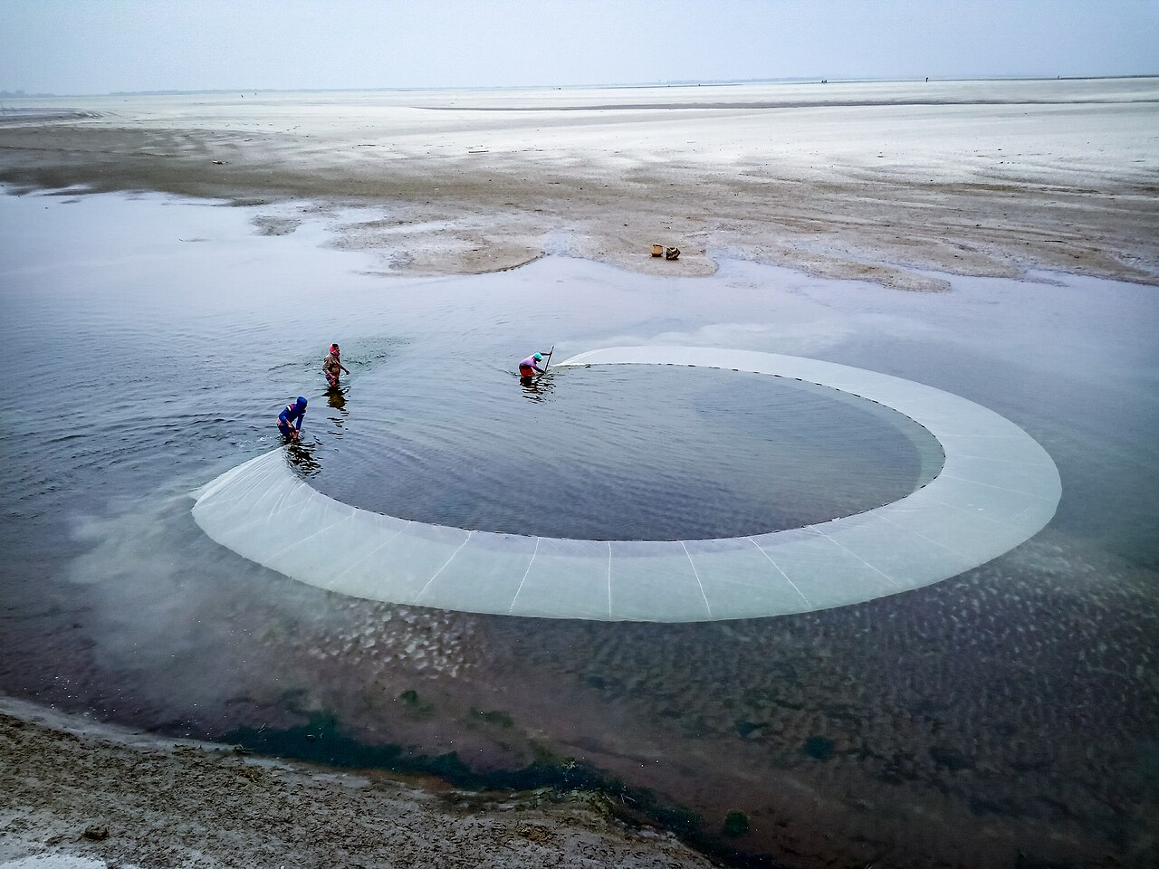 Fishing in the Teesta river in Bangladesh. Image by Ahamed Rafid via Wikimedia Commons (CC BY-SA 4.0).