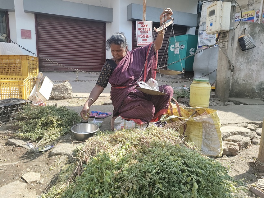 An elderly woman selling chickpeas on a main road in Ranchi. Farmers' associations have raised concerns that the proposed package of measures may compel countries to share their plant genetic resources with a system lacking accountability and transparency. Image by Kundan Pandey.