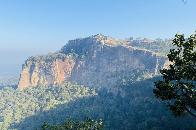 Mahadeo hills in the Satpura range in Madhya Pradesh. The Satpura Hypothesis suggests that hill-stream fishes from the eastern Himalayas dispersed into the Western Ghats using the Satpura range as a land bridge. Image by Ganesh Dhamodkar via Wikimedia Commons (CC BY 4.0).