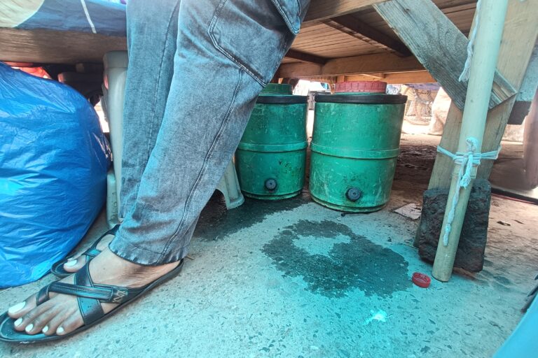 Water canisters that cost ₹20 each, kept under Aslam Khan's cart in Meena Bazaar. Vendors like him still have to work in the absence of basic facilities like clean drinking water, shaded roofs and washroom facilities. Image by Anuja.
