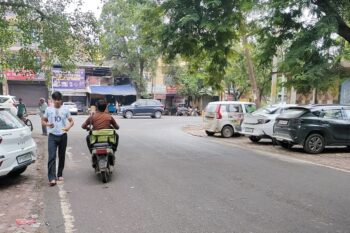 A gig worker in Noida. Many gig workers in the National Capital Region were sceptical about the impact of the NDMA advisory. Image by Kundan Pandey.