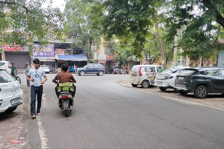 A gig worker in Noida. Many gig workers in the National Capital Region were sceptical about the impact of the NDMA advisory. Image by Kundan Pandey.