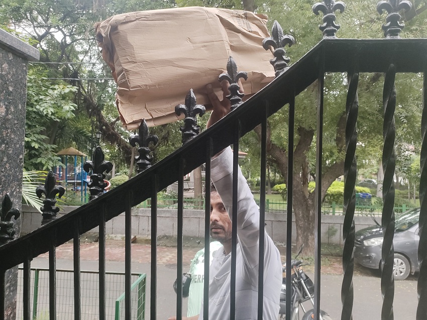 A 2024 survey by the Indian Federation of App-based Transport Workers (IFAT) found that over half of gig workers reported symptoms of heat exhaustion or heat stroke. Image by Kundan Pandey.
