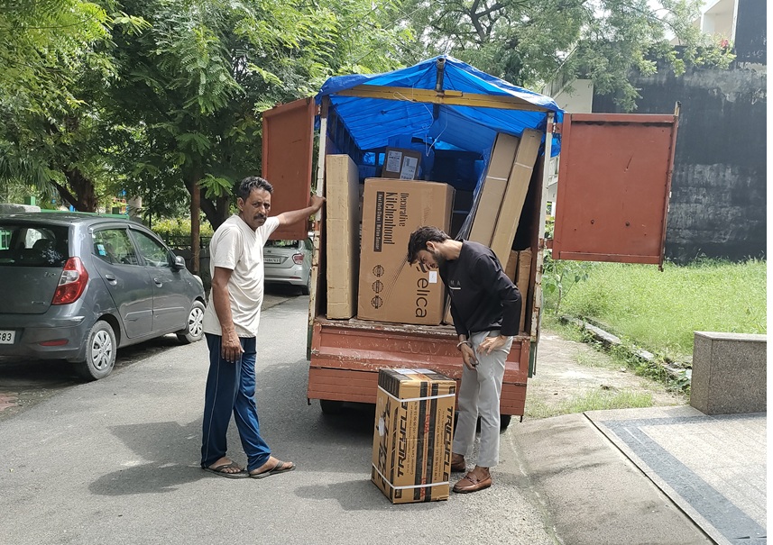Gig workers deliver goods in a Noida colony. According to NITI Aayog, the gig workforce is expected to grow to 23.5 million by 2029–30. Image by Kundan Pandey.