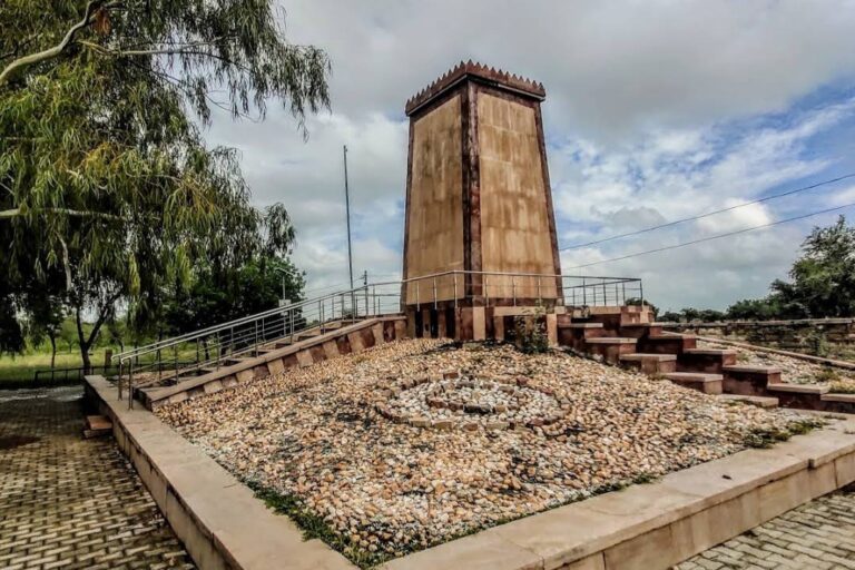 A memorial for the 363 Bishnois who sacrificed their lives in the Khejarli massacre in 1730, which was inspired when Amrita Devi clung to a Khejri tree, opposing its cutting for the construciton of a palace. The Bishnoi community have been associated with environment protection since as far back as 1604. Image by Kaushal Bishnoi via Wikimedia Commons (CC BY-SA 4.0).
