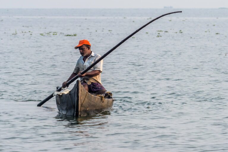 A man fishes in Vembanad lake. Fishermen are increasingly disappointed by the lack of fish catches, and the presence of plastic and rubbish in the backwaters. Image by Bernard Pez via Flickr (CC BY-NC-ND 2.0).