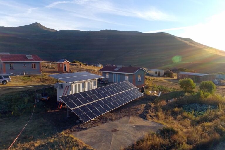 The International Energy Agency (IEA) finds that the average cost of capital for a 100 MW solar PV project in India is 10.0-11.5%, compared with 11.0-13.5% in South Africa. Representative image by USAID via Public Domain.