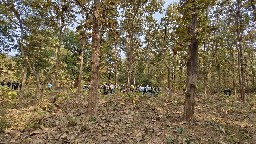 Large group consultation and training session in Tadoba Tiger Reserve, Maharashtra, highlighting participatory monitoring approaches. Image courtesy of TERI
