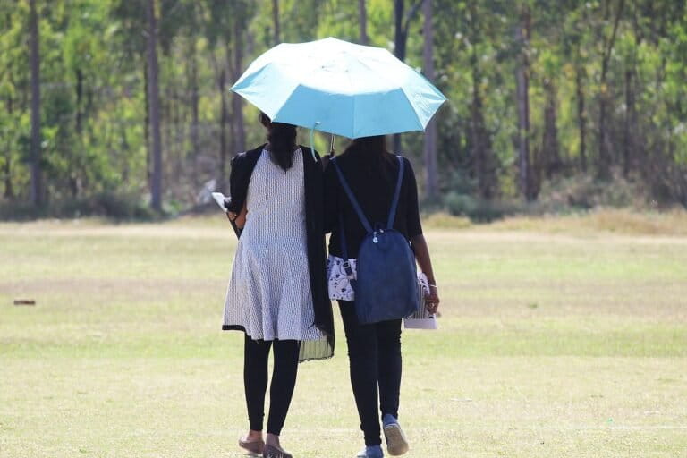 The impacts of extreme heat are unequal. Over 300 million people lack access to cooling solutions in India, with children, the elderly, women, and informal workers being especially affected. Representative image by Naveen Jalli via Wikimedia Commons (CC BY-SA 4.0).