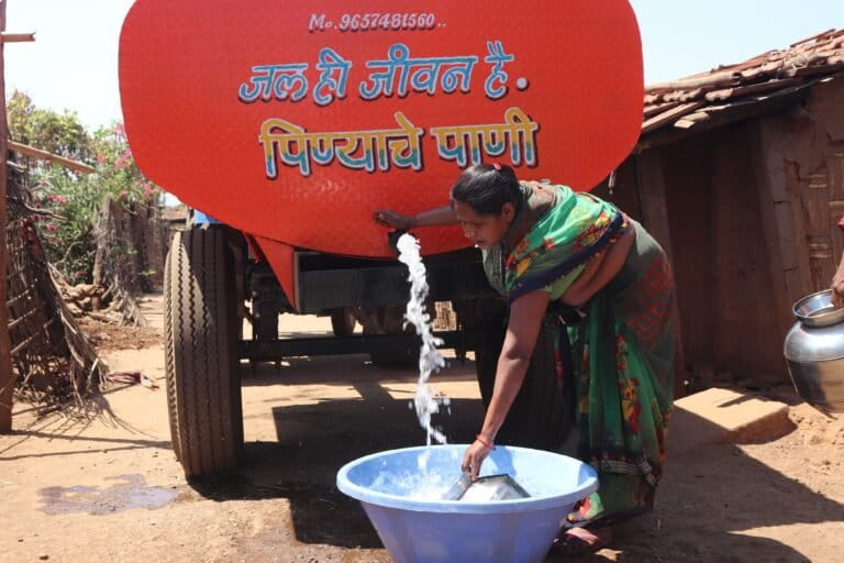 A woman collects water from a tanker. The Maharashtra government, under its drought management action plan supplies only 20 litres per person daily through tankers for all needs, including drinking, bathing, and cooking. Image by Abhijeet Tangde.