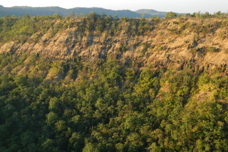 The Satpuda ranges, where Melghat is nestled. Despite having three dams, water shortage persists since electricity is needed to deliver water from dams to villages at higher elevations. Regulations from the Forest Department hinder the laying of power lines. Image by Gotul via Wikimedia Commons (CC BY-SA 4.0).