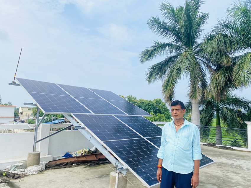 A rooftop solar plant at Ramesh Singh’s house in Gorakhpur. He received an unexpectedly high electricity bill in July. Image by Shikha Salaria/Mongabay