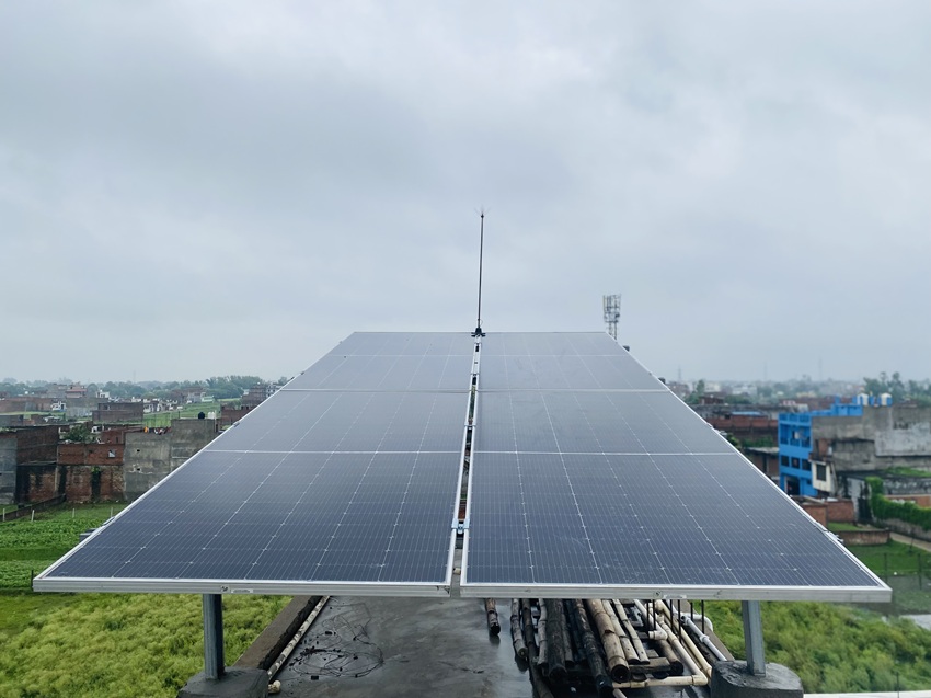 A solar rooftop plant at the house of Dileep Jaiswal in Bhilora village, Gorakhpur. Image by Shikha Salaria/Mongabay