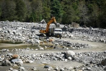 Dredging activity on the Beas River near Aaloo Ground, Kalath, Kullu district, Himachal Pradesh. Image by Sumit Mahar, Himdhara Collective.
