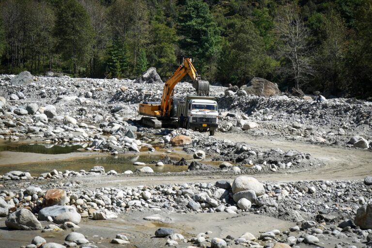 Dredging activity on the Beas River near Aaloo Ground, Kalath, Kullu district, Himachal Pradesh. Image by Sumit Mahar, Himdhara Collective.