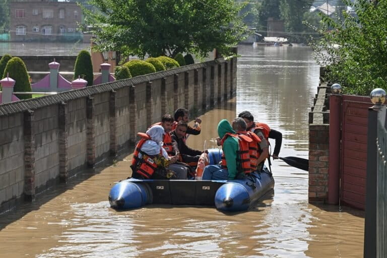State Disaster Response Force teams carry out rescue operations in Shalina, Budgam. Image by Abid Bhat.