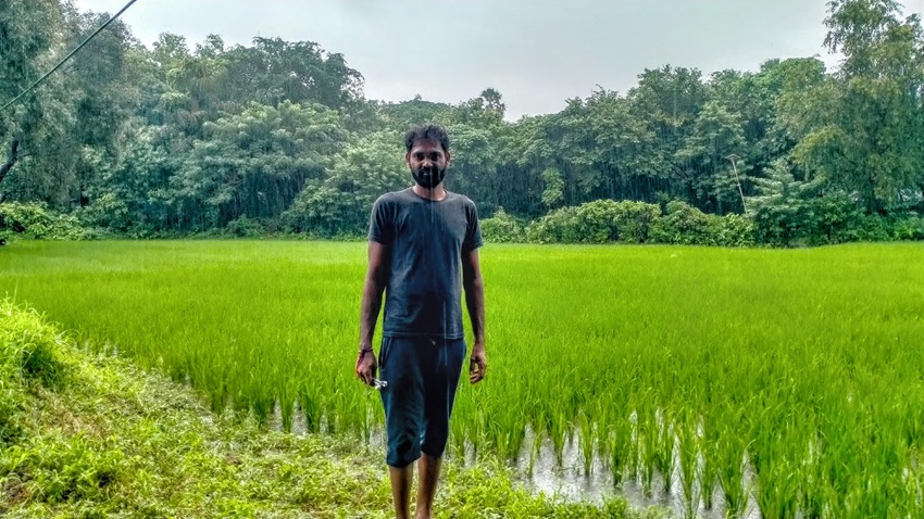Dilip Jadav, a fifth-generation tribal farmer, grows paddy, fruits, and vegetables while also working at an auto-repair shop for extra income. Image by Esha Lohia for Mongabay.