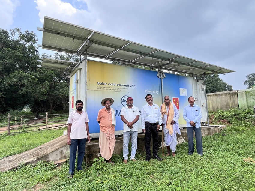 A solar-powered cold storage unit helps farmers preserve up to eight tonnes of produce and sell when prices are high. Image by Nidhi Jamwal.