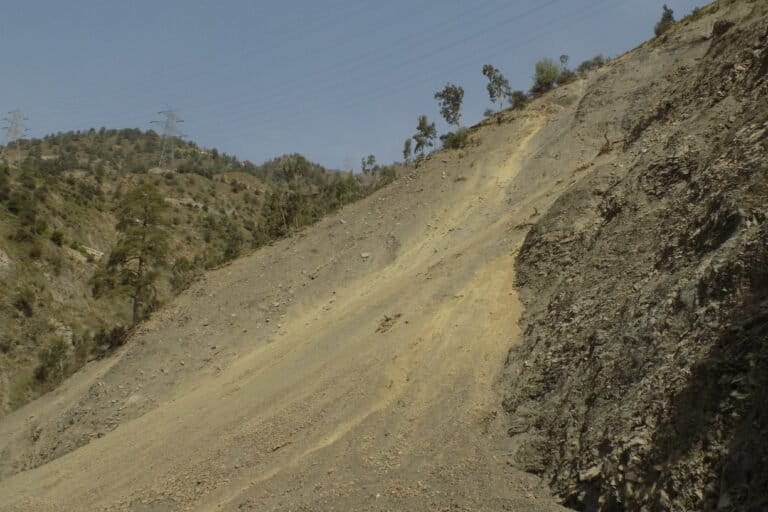 A landslide along NH44, which is currently the only all-weather connectivity option to Kashmir Valley. However, the area has high risk of slope instability, aggravated by ongoing road widening works and heavy traffic. Image by Hirra Azmat.