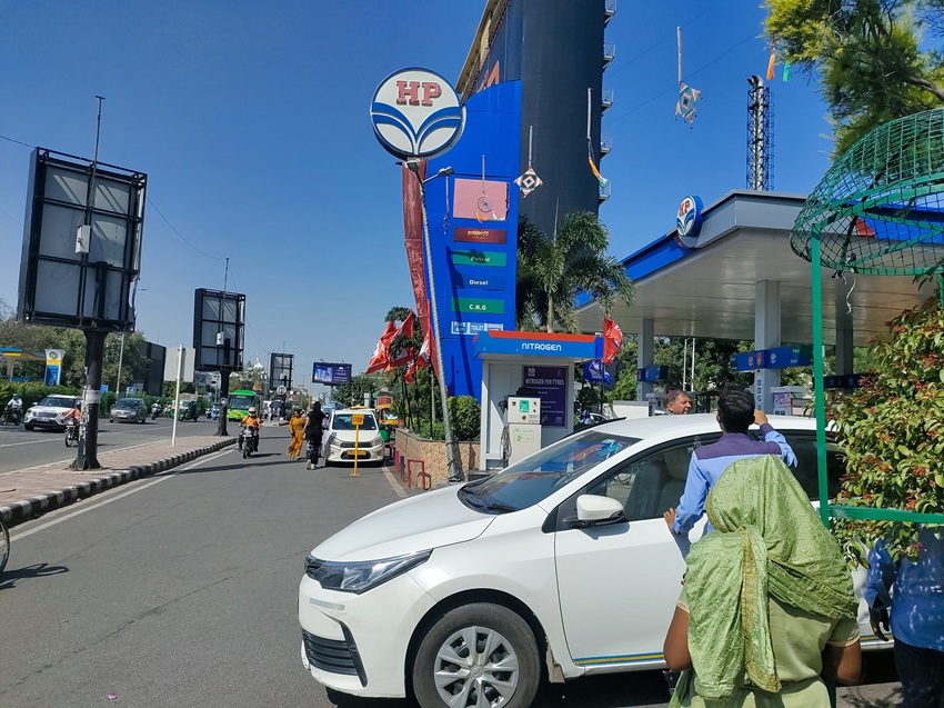 In July, Delhi barred petrol cars over 15 years and diesel vehicles over 10 years from refuelling. The Supreme Court halted coercive enforcement. Image by Kundan Pandey.