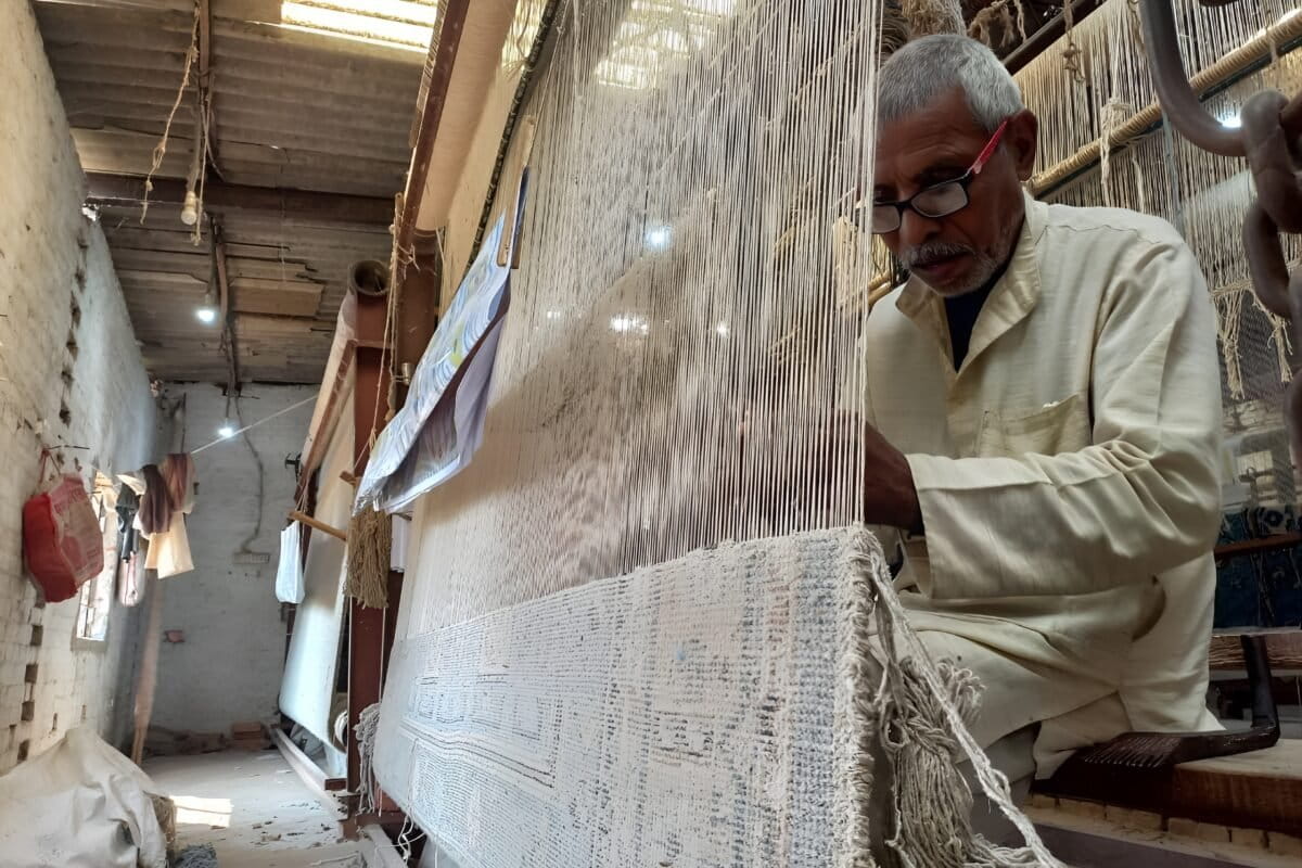 An artisan weaves a hand-tufted carpet in Bhadohi. Image by Aslam Mahboob.
