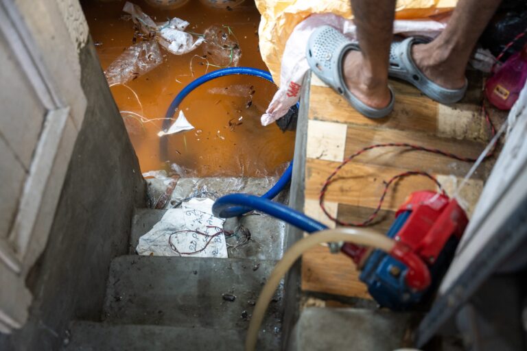 Stagnant water being drained out using a pump. Following the floods of September 23, slum areas, ground floors and basements of homes, hospitals and other buildings in Kolkata were flooded with drainage water or overflow from waterbodies. Image by Subhrajit Sen.