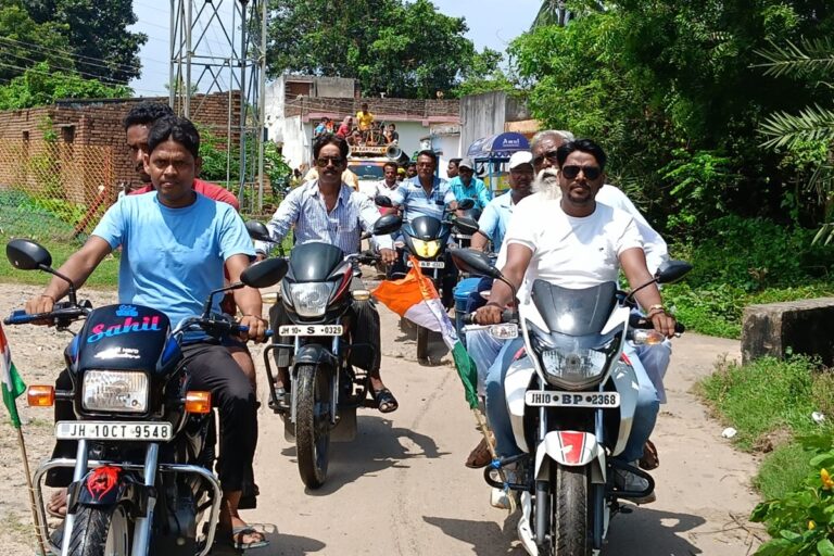 Part of the bike rally taken out by fishers dependent on the Panchet dam on September 7. Image courtesy of Rajen Tudu.