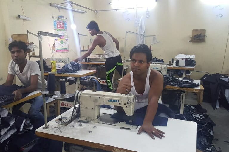 Factory, garment and construction workers, and street hawkers, who make up India’s informal workforce, work without any protection from extreme heat. Representative image by urbzoo via Wikimedia Commons (CC BY 2.0).