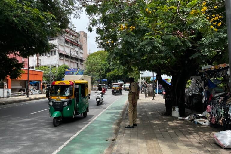 A traffic cop makes use of the shade of a tree. The authors urges the building of cooler, sustainable cities that naturally reduce temperatures, and provide shade, ensuring wellbeing irrespective of socio-economic realities. Civil society organisations, urban planners, local governments, and funders must work together. Image by Divya Kilikar/Mongabay.