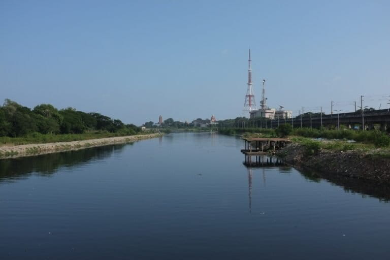 The Cooum river in Chennai. Teacher and naturalist Yuvan Aves joins Macfarlane during his exploration of Chennai's riverscapes. The Tamil Nadu’s Pollution Control Board reported in 2023 that the water collected from 41 sites of the Adyar and Cooum was unfit for drinking. The rivers had heavy metal concentrations, fecal matter and coliform bacteria. Image by Aleksandr Zykov via Wikimedia Commons (CC BY-SA 2.0).