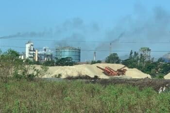Industries near Mumbai. Representative image by Sumaira Abdulali via Wikimedia Commons (CC BY-SA 4.0).