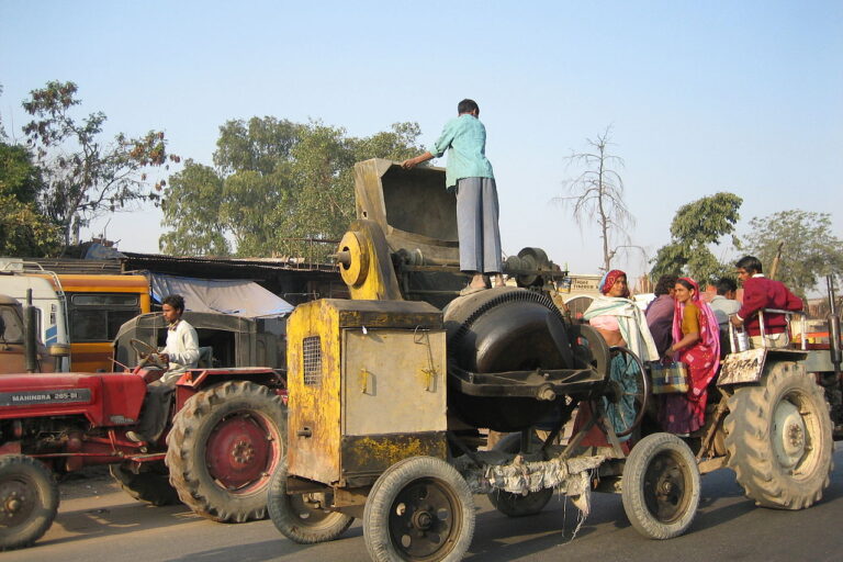 Workers operate a cement mixer. While India’s per capita emissions remain below the global average, its emissions continue to rise as industrial activity expands, with cement production, transport and coal being contributors. Image by Helfmann via Wikimedia Commons (CC BY-SA 3.0).