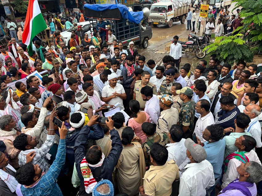 Villagers meet forest officials to express their concerns. Image provided by local residents.