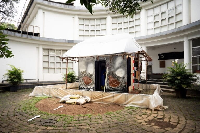 An installation by Radha Gomaty reflects how saline seawater seeps into coastal homes, leaving behind salt deposits and discolouring the walls. Image courtesy by KaBhumM!!!