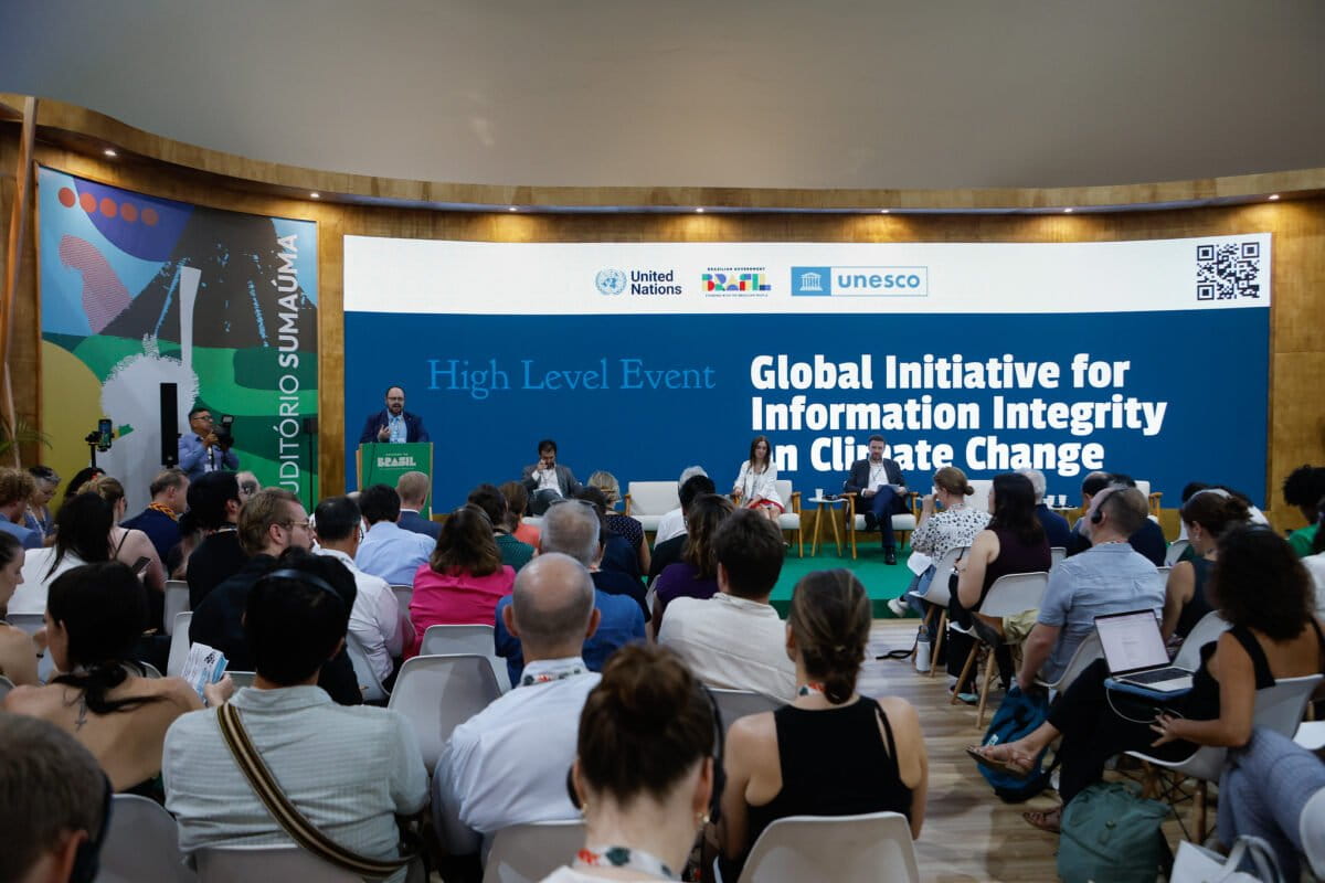 Participants attend a session on information integrity at COP30. Image © UN Climate Change - Zô Guimarães via Flickr (CC BY-NC-SA 4.0).