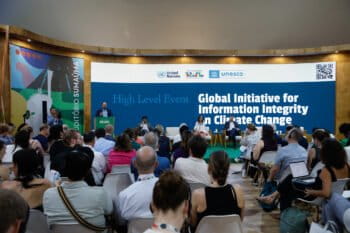 Participants attend a session on information integrity at COP30. Image © UN Climate Change - Zô Guimarães via Flickr (CC BY-NC-SA 4.0).