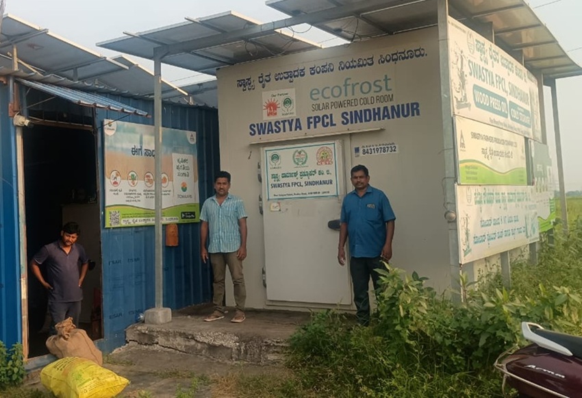 Farmers at an FPO-run cold storage unit in Sindhanur, Karnataka. A 2025 NCCD report highlights FPOs as key adopters of cold storage in several states, including Andhra Pradesh. Image courtesy of Selco Foundation.