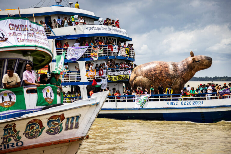 Two days before the march, 5,000 people travelled in 200 boats to Guajará Bay in a symbolic act highlighting Amazonian rivers as lifelines and political corridors. Image by Hermes Caruzo/COP30 via Flickr.