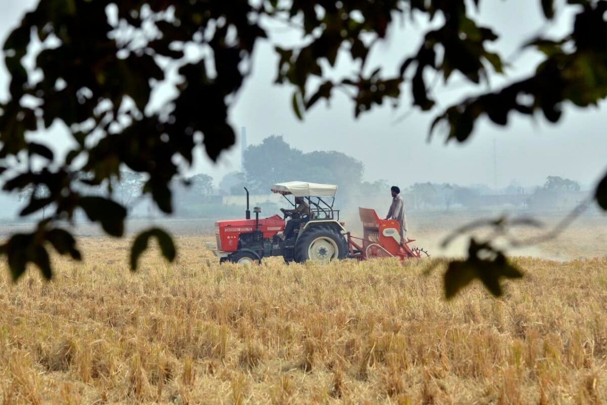 A farmer operates a tractor in a wheat field in Punjab. Farmers at work in Maharashtra. The Global Methane Status Report 2025 found that agriculture accounts for 42% of global anthropogenic methane emissions, and that India is yet to plan sufficient action steps to reduce emissions in this category. Image by CIAT via Wikimedia Commons (CC BY-SA 2.0).
