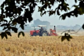 A farmer operates a tractor in a wheat field in Punjab. Farmers at work in Maharashtra. The Global Methane Status Report 2025 found that agriculture accounts for 42% of global anthropogenic methane emissions, and that India is yet to plan sufficient action steps to reduce emissions in this category. Image by CIAT via Wikimedia Commons (CC BY-SA 2.0).