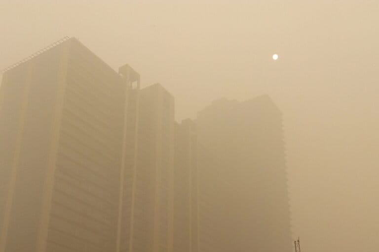 Pollution in Delhi hangs over an apartment complex. Representative image by Sumitmpsd via Wikimedia Commons (CC BY-SA 4.0).