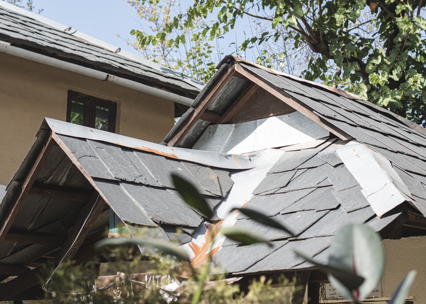 Slate roofs are common in Himachal Pradesh, where heavy monsoon rains make tin sheets unsuitable. The state recorded 436% more rainfall in just three days (July 7-10) in 2023, triggering landslides, flash floods, and significant socio-economic losses. Image by Amir Bin Rafi.