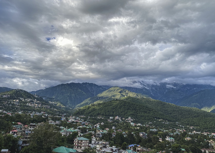 A view of Dharamshala with the Dhauladhar range in the background. Experts share that the state government has banned the construction within 500 metres of water bodies, and that new construction must maintain a distance of 5–7 metres from the highest flood line (HFL). Image by Amir Bin Rafi.