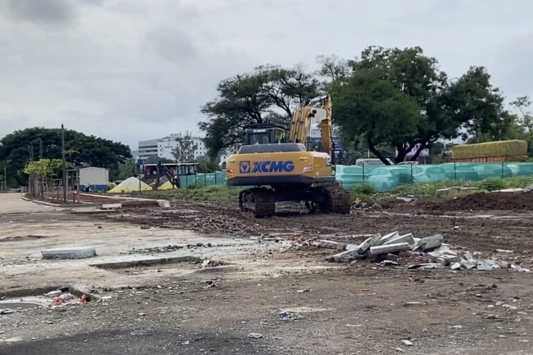 Ongoing riverfront construction in September 2025 along the Mula-Mutha river in Pune, between Sangamwadi and Bund Garden, as part of the ₹4,727-crore Riverfront Development project. Image by Stephin Thomas.