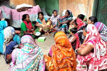 Sushma Devi (in green), a paryavaran sakhi, demonstrates the use of an air quality monitor to women in Mahuda village, Dhanbad. Image courtesy of Deshaj Abhikram.